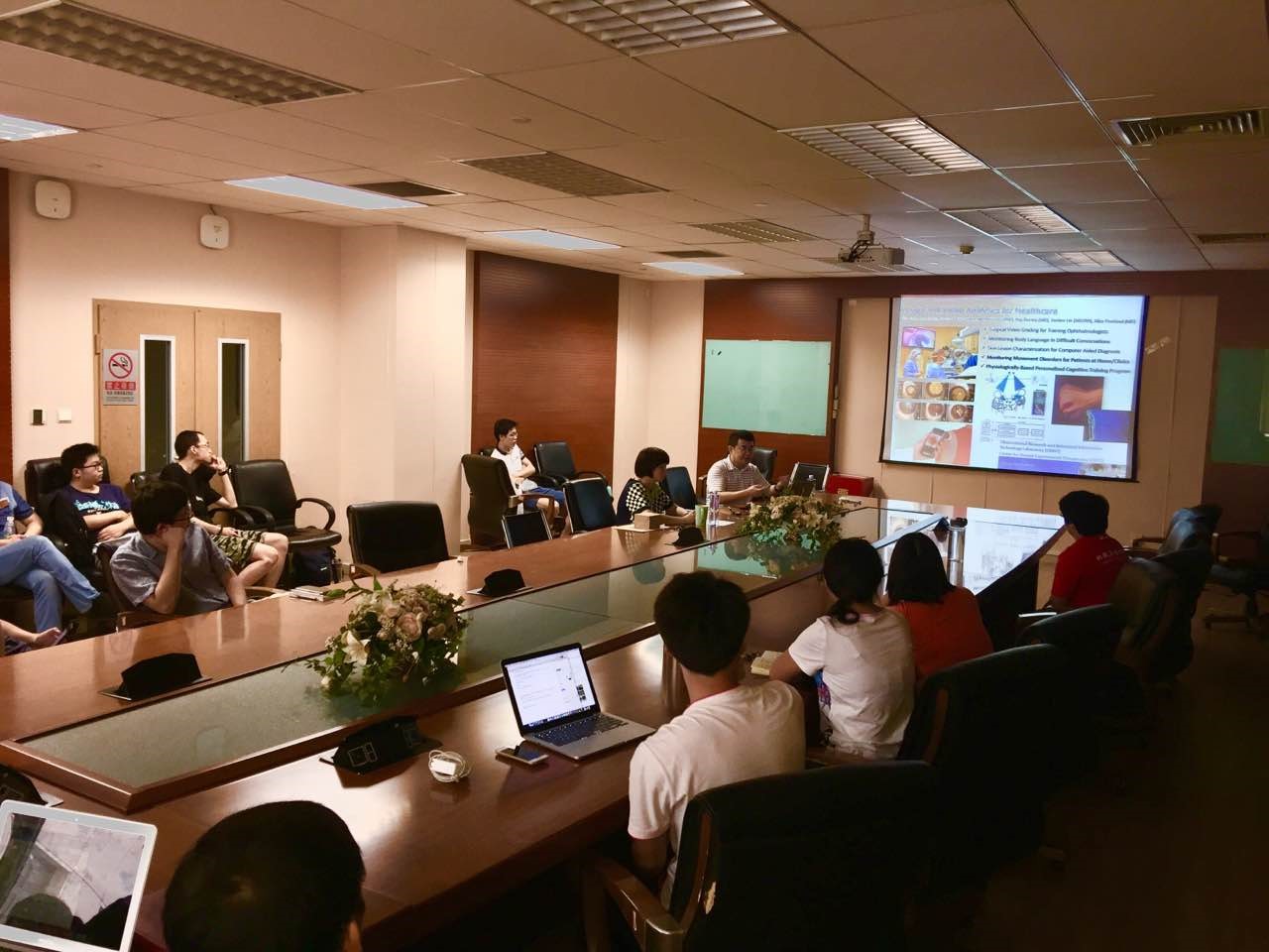 罗教授进行报告