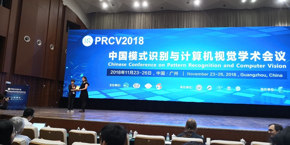 王蕴红老师作为大会主持给受邀专家颁发证书